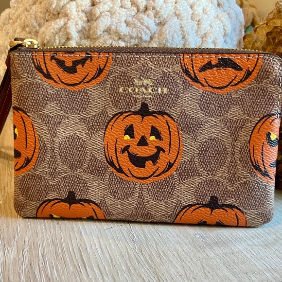 SALE 🔥 COACH 2025 NWT SOLD OUT Pumpkin Wristlet Wallet LIMITED EDITION - Picture 1 of 7